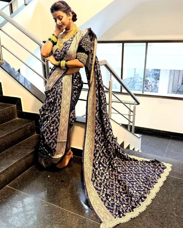 The grandeur of a Navari drape is in its details, especially the long, pleated trail. I love creating this dramatic effect that makes a bride feel like true royalty.