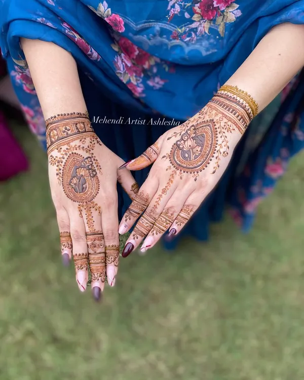 An intricate Indo-Arabic design with a central paisley motif, perfect for a bridesmaid or close family member.