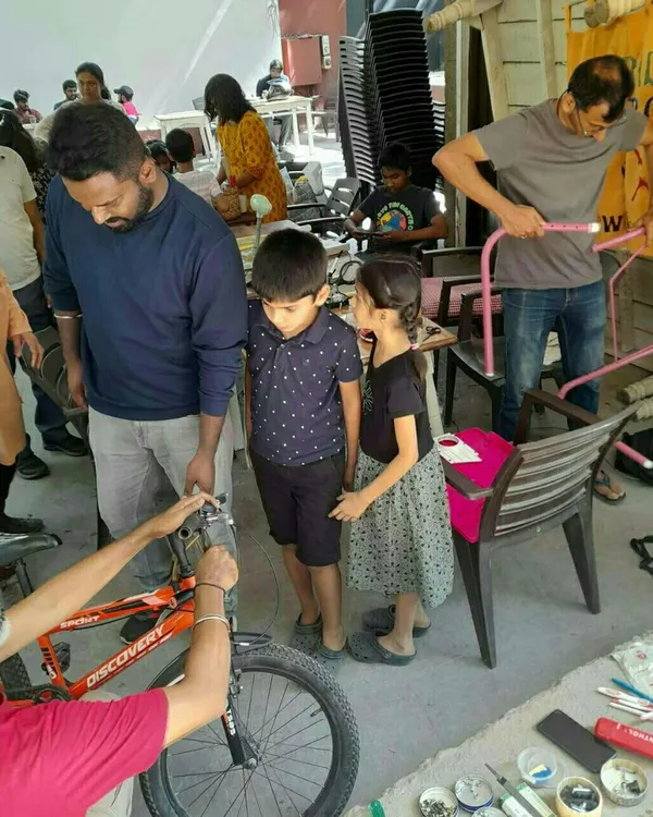 This is what our workshops are all about. Here, a mentor guides a father and his two curious children through a bicycle repair. We believe in hands-on, intergenerational learning where everyone can participate and discover the joy of fixing.