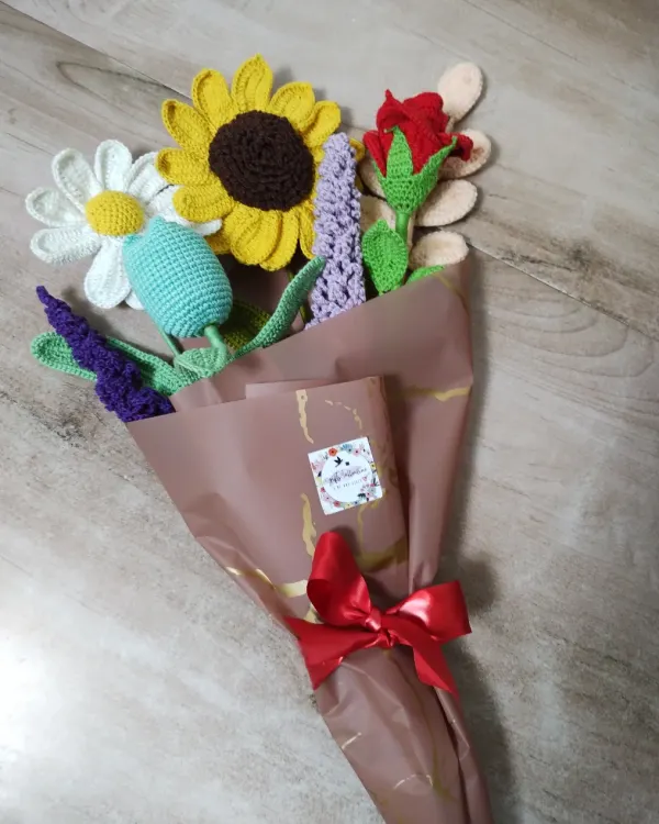 A beautiful and everlasting crochet flower bouquet. This one features a handmade sunflower, daisy, rose, and lavender, all crafted from yarn.