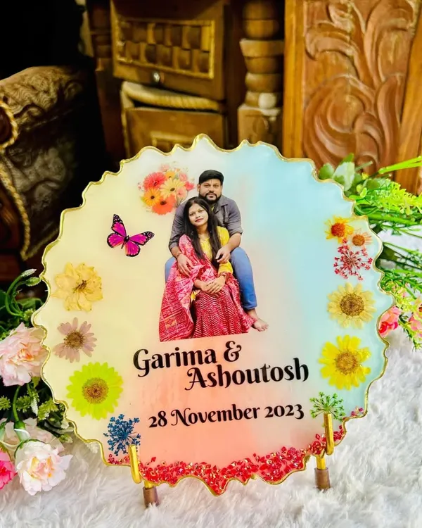 This custom 8-inch resin plaque is one of my most popular items. I preserve your photo, names, and a special date with real dried flowers, creating a beautiful and lasting keepsake for anniversaries or weddings.