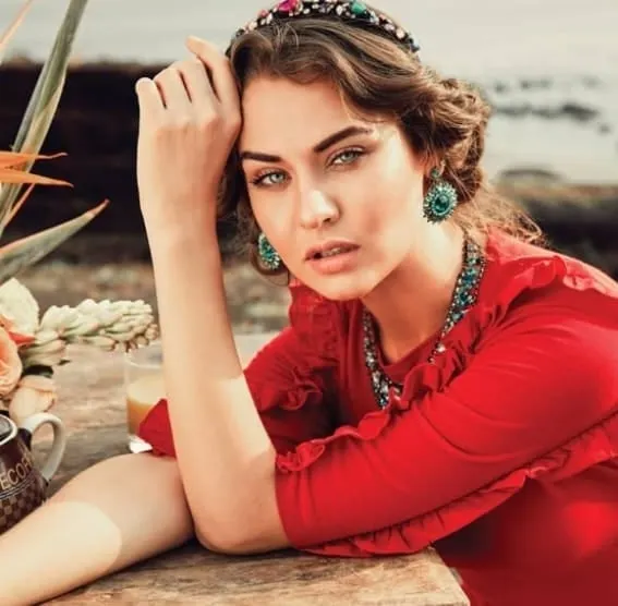 This look from a Goa shoot captures a fresh and vibrant feel, perfect for a destination wedding or a summer event. I used colours that pop, focusing on flawless skin and bright eyes to complement the outdoor lighting and colourful outfit.