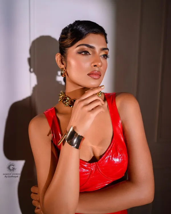 Make a bold statement with this chunky gold link choker and matching cuff. This editorial-style jewellery is perfect for elevating a simple dress or for a high-fashion photoshoot rental.