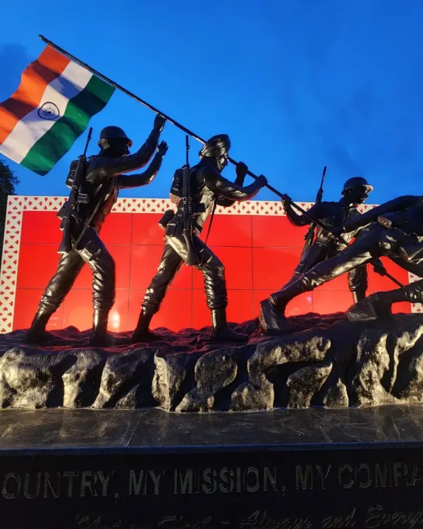 This is our tribute to the Indian Army, a memorial statue installed in Jaipur. The sculpture captures the spirit of bravery and sacrifice, featuring a dynamic composition of soldiers hoisting the Indian flag, all crafted from durable fiber-reinforced plastic (FRP).