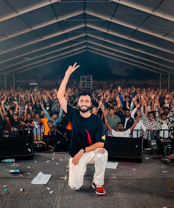 A moment of pure joy, kneeling before a crowd of 12,000 students at NHCE, Bangalore for Sargam '23. I had the honor of closing the stage for Dhvani Bhanushali.