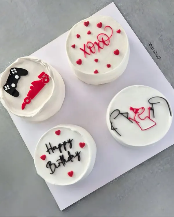 This Bento Cake Set of 4 features soft vanilla cakes with fresh fruit fillings. Each mini cake has a unique, minimalist design, making it a perfect set for gifting or sharing.