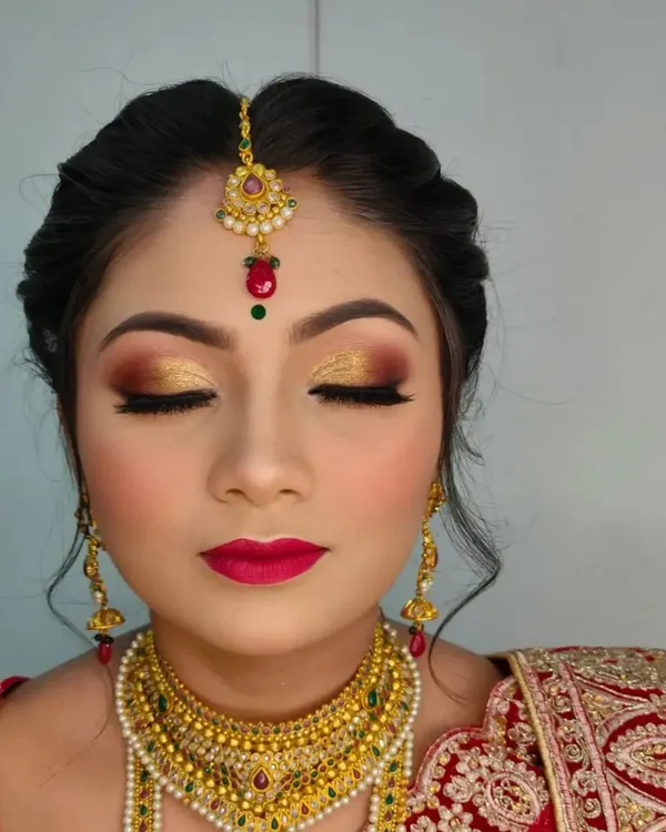 This is an example of the classic North Indian bridal makeup look our students learn to create. We focus on achieving a flawless, radiant base, complemented by golden-hued eye makeup and a bold red lip, ensuring the bride looks perfect on her special day.