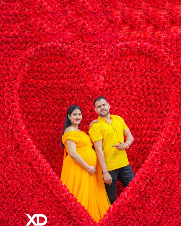 **Hero Item.** A grand, romantic gesture for your maternity shoot. This stunning backdrop of a heart made from red roses creates a powerful and unforgettable image, perfect for celebrating your love story as you await your new arrival.