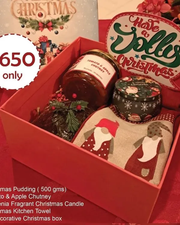 A complete look at my Christmas hamper, showing everything you get for a truly festive gift. This hamper includes a 500g Christmas pudding, my homemade tomato and apple chutney, a gardenia scented candle, and a Christmas kitchen towel.