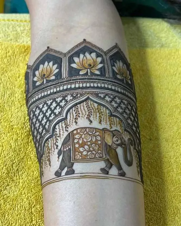 This stunning armband features a royal elephant motif set within a traditional arch. The intricate details and clean lines make this a standout piece.