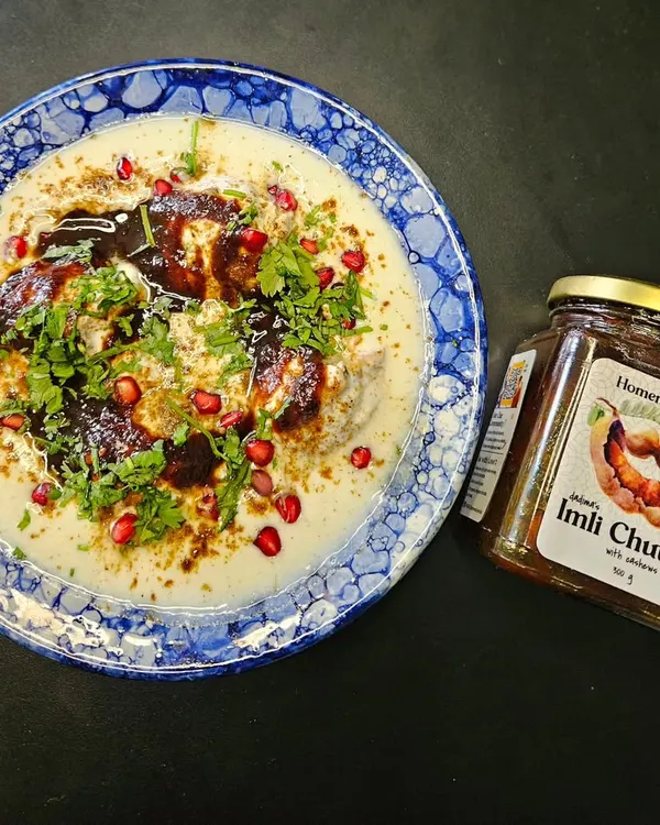 A beautiful plate of homemade Dahi Vada, generously topped with my khatta meetha Imli Chutney. The chutney, with its cashews and raisins, is the perfect finishing touch for your favourite chaat.