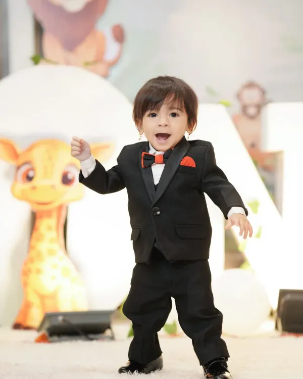 Dressed in a sharp little tuxedo, the birthday boy is full of expression and excitement. I capture these energetic moments during the party so you can cherish them forever.