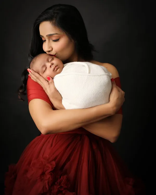 A mother's kiss, full of unspoken promises and infinite love. This close-up portrait focuses on the intimate connection and emotion that defines your first days together.