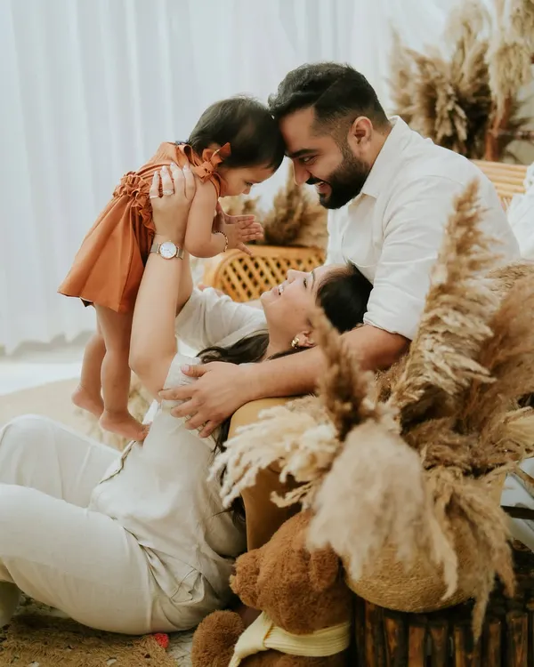 A moment of pure connection between parents and their baby girl. These are the memories that truly matter, the ones that feel like home. This boho-themed family session was full of warmth.