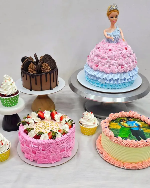 A beautiful display of cakes made by a student in my comprehensive Basic to Advanced class. You'll learn a variety of styles, including a Barbie doll cake, a fresh fruit basket-weave cake, a chocolate drip cake, and photo-print cakes.