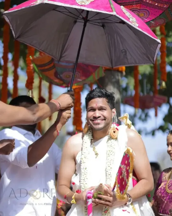 The Kashi Yatre is a fun and important South Indian wedding ritual. We ensure all the traditional elements, like the decorated umbrella and fan, are ready for the groom's symbolic pilgrimage.