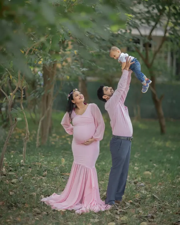 A beautiful outdoor session for a growing family. I love combining maternity and family photos to capture this unique chapter, full of anticipation and love for the little one who is already part of the kutumb.