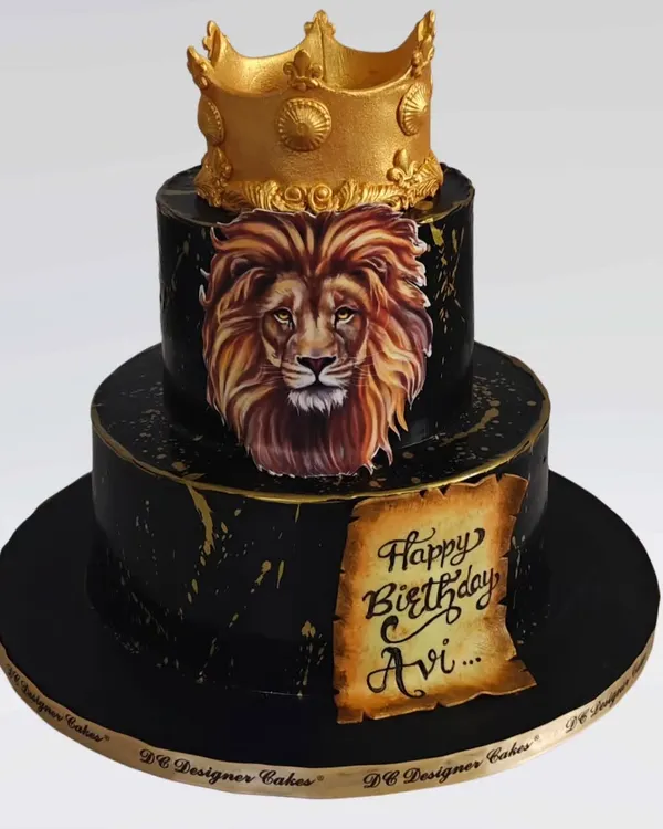 A powerful and elegant black and gold lion-themed cake. This two-tier whipped cream cake features a majestic lion and a golden crown, perfect for a husband's birthday.
