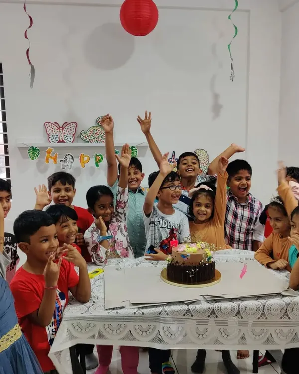 What a blast!!! This is the best part of any birthday party: celebrating with friends around a yummy cake after a super fun art session.