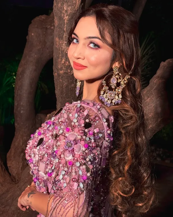 A unique and stunning Haldi glam look in lavender. The bright blue eyes and the intricate purple outfit make for an unforgettable and modern pre-wedding style.