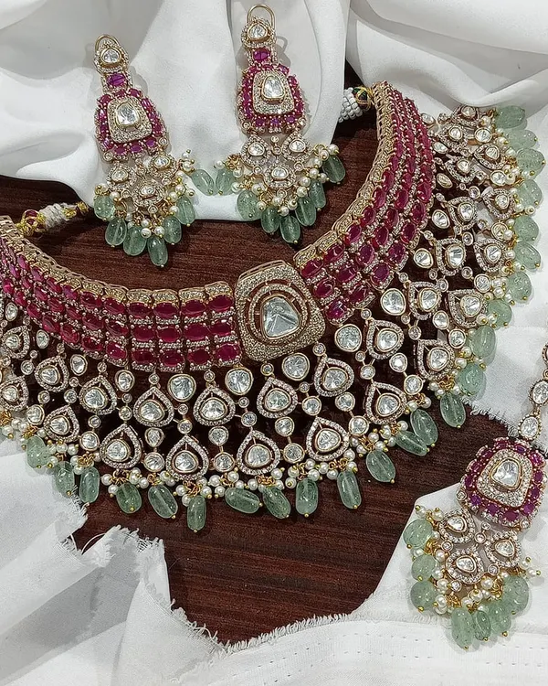This is the kind of royal bridal jewellery that makes you the star of your wedding day. This grand choker set, featuring rich ruby-red stones and elegant mint-green beads, is designed for the bride who wants a truly unforgettable look. It’s one of my most requested rental pieces for a reason.