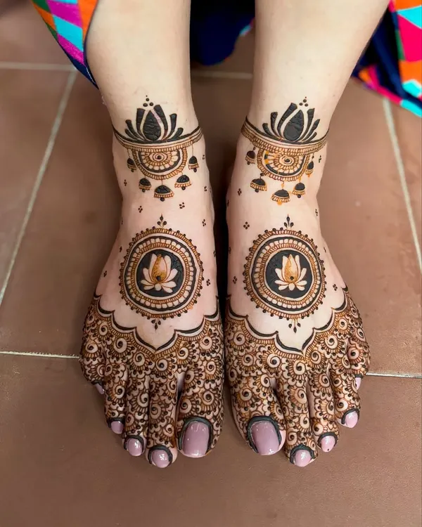 Elegance in simplicity. This foot mehndi design features a central lotus mandala, a symbol of purity and beauty, with delicate patterns extending to the toes and ankle. It's perfect for brides who prefer a graceful, minimalist style.