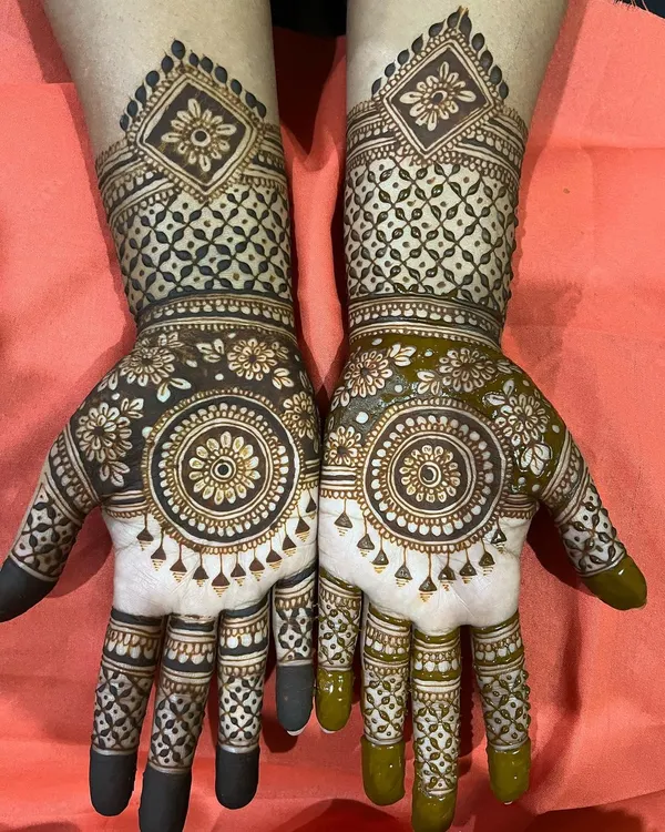 A full, intricate design that I absolutely loved creating. The combination of a central mandala on the palm with detailed jaal work on the wrist and fingers is perfect for a grand celebration.