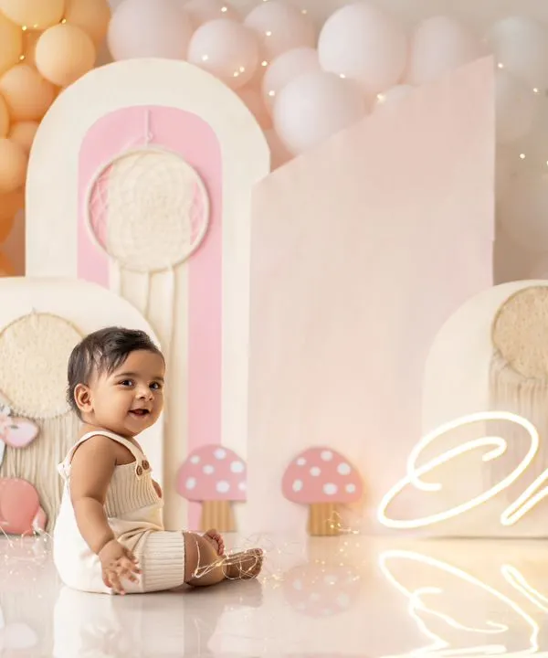 A lovely boho-themed cake smash for this one-year-old. Documenting this wonderful phase in a colorful and beautiful way is the best gift you can give your child.