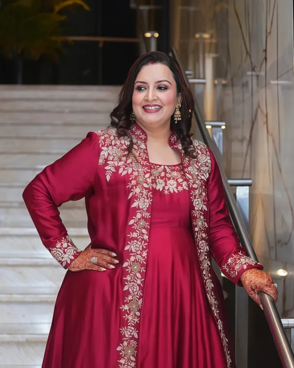 This client radiates joy and quiet glamour in a maroon ensemble with delicate embroidery. My goal is always to find flattering, effortless, and beautifully detailed pieces that make my clients feel their absolute best.