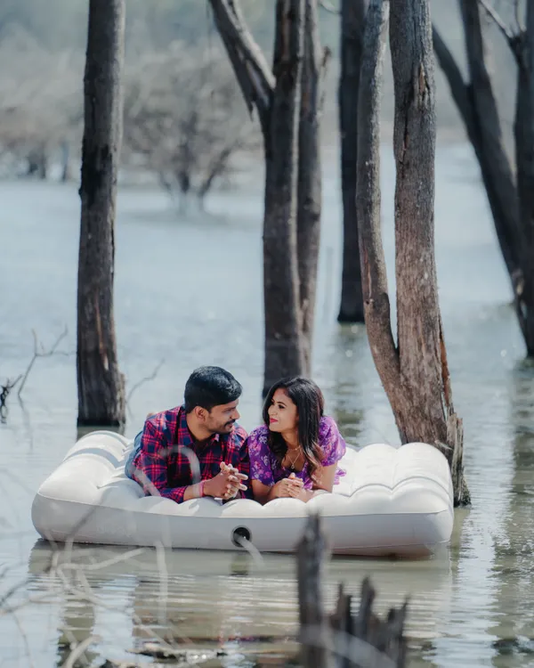 I love creating one of a kind experiences, like this dreamy mattress setup on a serene lake. It’s all about making your couple photoshoot unique and memorable.