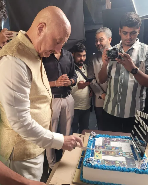 A moment I'll never forget! The legendary Anupam Kher Sir cutting the cake I made to celebrate his 40-year milestone in the film industry.