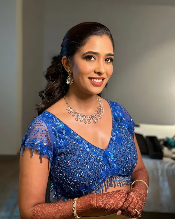 A stunning look for a cocktail or reception event. I paired a classic smokey eye with a glossy nude lip and styled her hair in a voluminous ponytail adorned with pearls for a touch of elegance.
