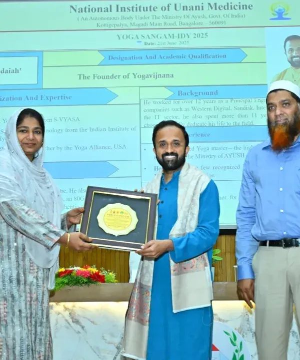 Receiving a token of appreciation at Yoga Sangam 2025 after speaking on the transformative power of Pranayama. It is an honor to contribute to events that celebrate holistic health.