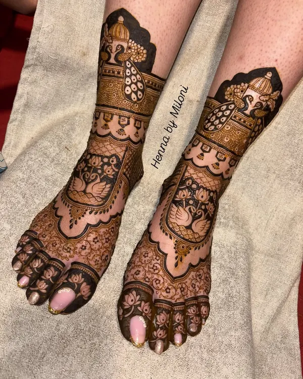 A classic bridal feet design featuring graceful swans and peacocks. The intricate patterns cover the feet beautifully, making them perfect for wedding rituals.