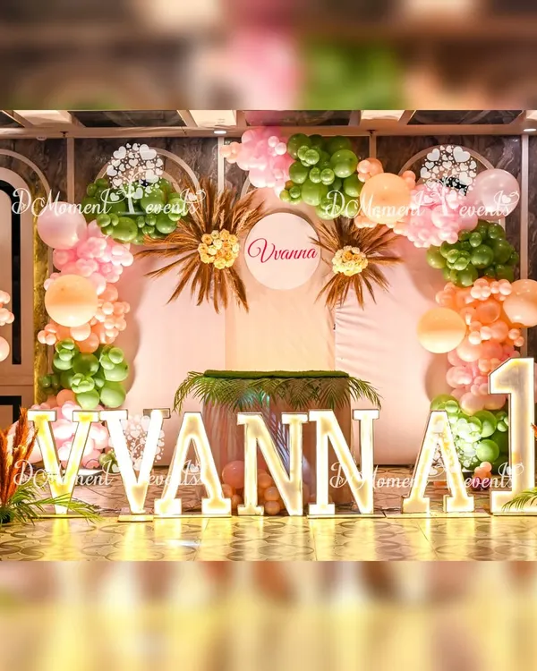 A beautiful boho-inspired teddy bear theme for Vianna's first birthday. The stage features a soft color palette, dried palm leaves, pampas grass, and marquee letters, creating a chic and gentle atmosphere.