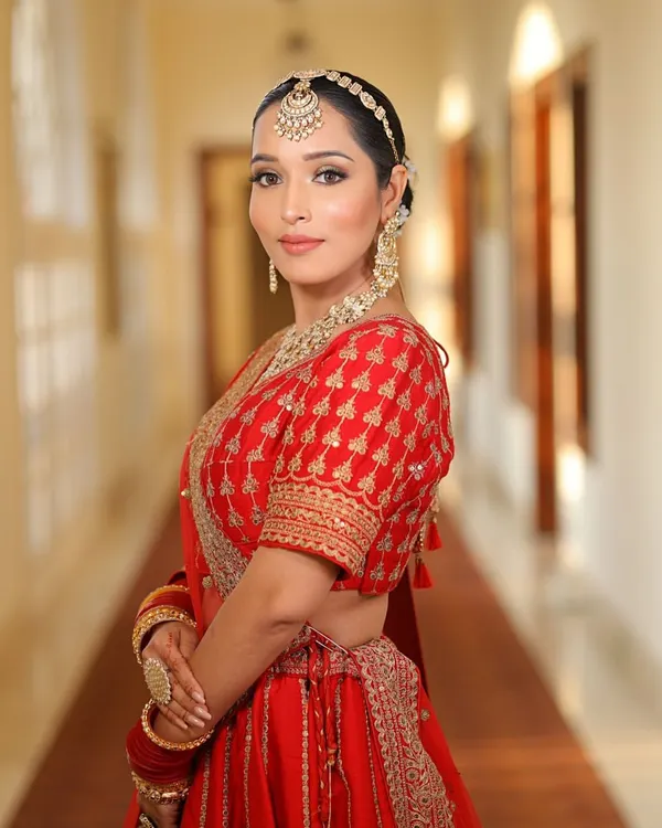 This is the quintessential bridal look I love to create. The makeup is designed to be radiant and timeless, ensuring you look flawless in your wedding photos and feel like the best version of yourself on your big day.