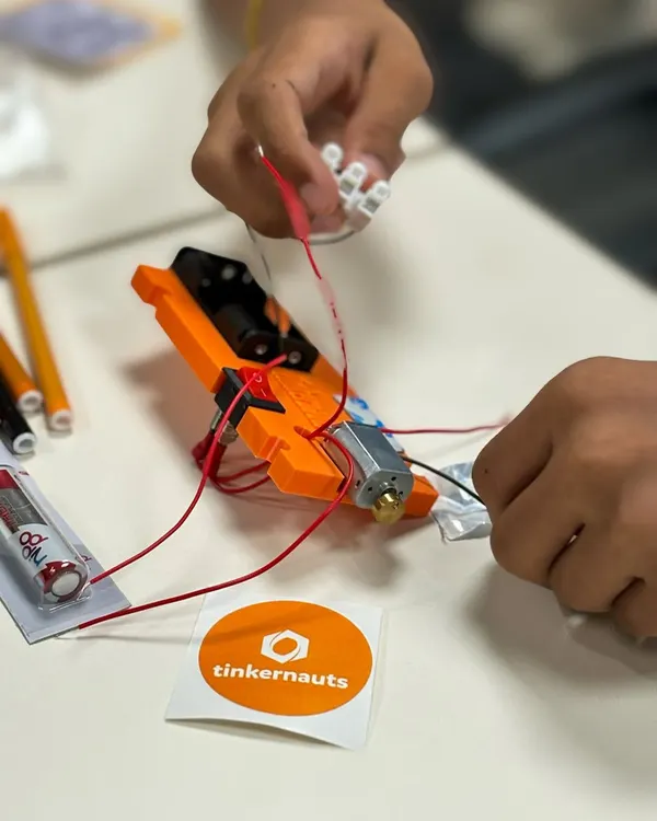 We had a fantastic time at Yahoo India’s “Bring Your Kids to Work Day.” Here's a young tinkerer getting hands-on with circuits and motors.