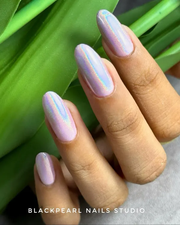 A magical lilac base with a holographic chrome effect. This design glows differently in every light, creating a mesmerizing, rainbow-like shine that is both classy and eye-catching.