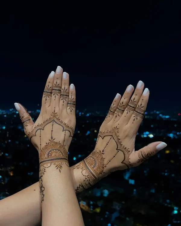 This elegant back-hand mehendi was for the wonderful actress Divya Spandana. The design features delicate jewellery-like patterns with fine lines and semi-circular motifs, perfect for a sophisticated look.