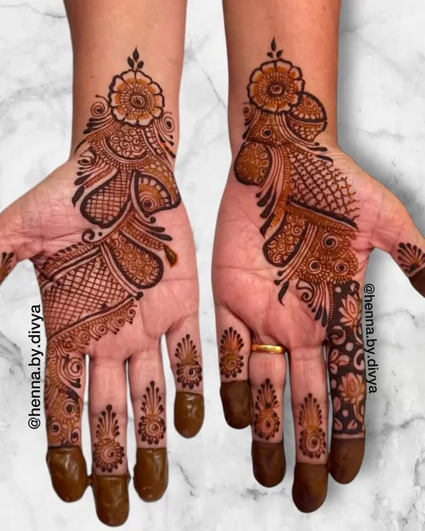A classic Arabic design that flows diagonally across the hand. This pattern is filled with intricate paisleys, florals, and delicate net patterns, offering a rich and elegant look that is always in style.
