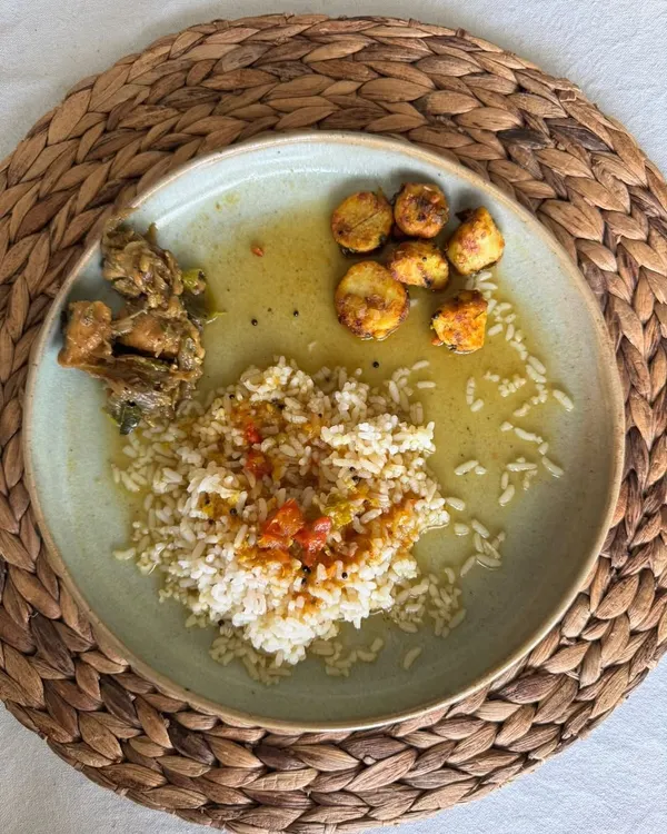 We love seeing our plates in your homes. A customer shared this photo of their meal on our Chun dinner plate, and it’s the best feeling. The subtle blue glaze complements the food beautifully.