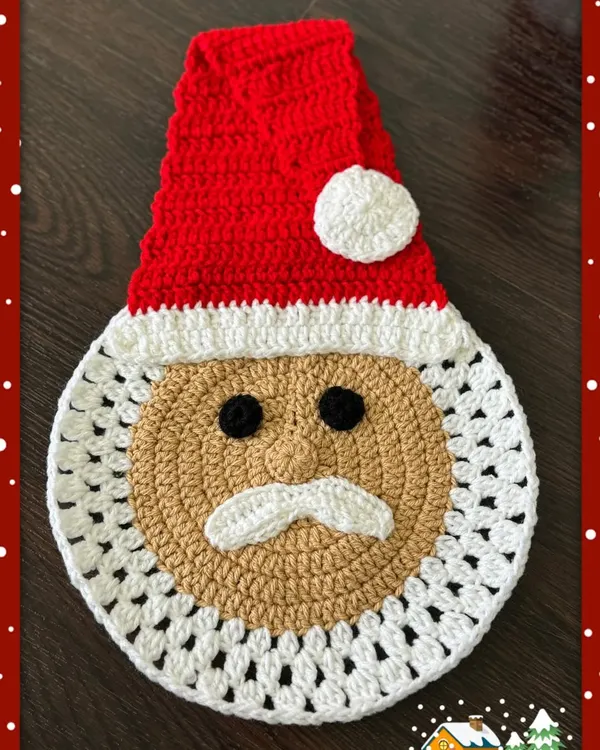 This Santa Claus placemat is a bestseller during the holidays. The detailed face with a fluffy beard and hat makes it a cheerful addition to any Christmas dining setup.