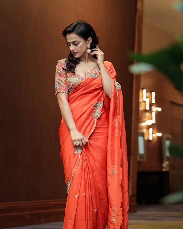 For the 'Daku Maharaj' promotions in Dallas, I styled Shraddha Srinath in this beautiful orange saree. The contrasting embroidered blouse adds a pop of color and intricate detail, making it a radiant and classic choice.