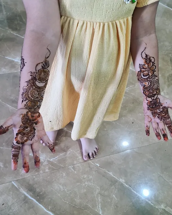 These tiny little hands just stole my heart! A simple and cute floral design for a young guest, so she can feel just as festive as the grown-ups.
