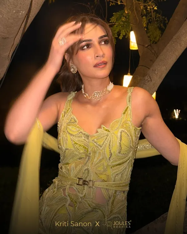 The stunning Kriti Sanon making heads turn in a delicate diamond choker. This piece is perfect for a modern, elegant look that shines under the lights.