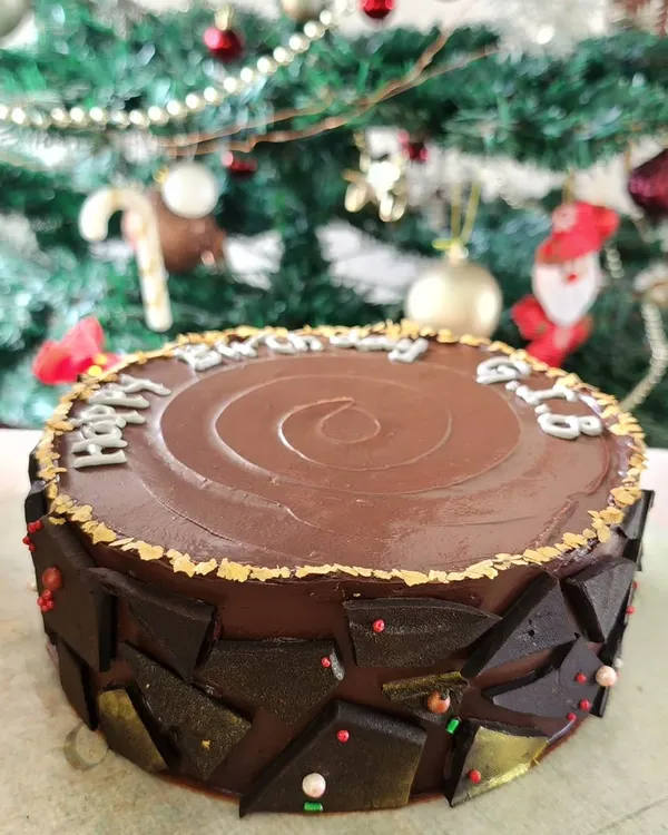 This one is for the grown ups. It's a decadent chocolate cake soaked in Kahlua liqueur, covered in dark chocolate ganache, and decorated with festive chocolate shards. The aroma is just as incredible as the taste.