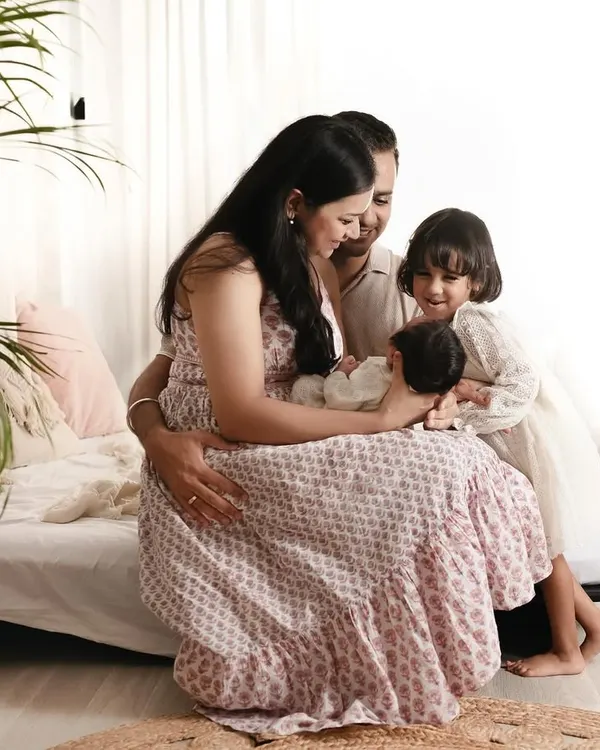These are the beautiful memories that deserve to be captured forever. A quiet moment with mom, dad, and big sister all admiring the newest addition to their family.