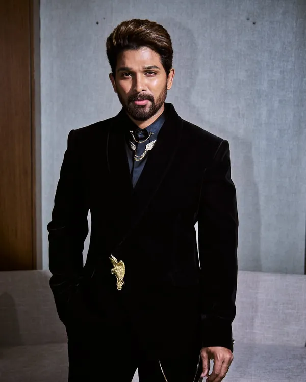 A closer look at the bespoke Gaurav Gupta creation for Allu Arjun. The structured shoulders and unique gold bird brooch are the kind of details that elevate a classic suit into a major fashion statement for the SIIMA Awards.