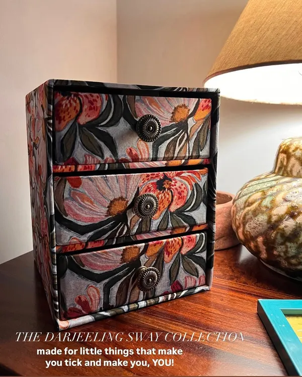 Life makes us sway, and our 'Darjeeling Sway' collection is made to hold all the little things that stir you. This three-drawer organizer is perfect for the quiet mess on your desk.