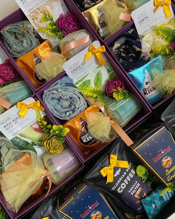We love creating memorable wedding favours. This image shows a collection of custom gift boxes we prepared, with unique items for men and women, including coffee, scarves, face masks, and chocolates, ensuring every guest feels appreciated.
